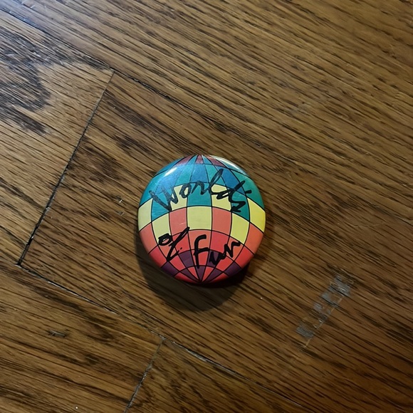 Vintage Workds of Fun Amusement Park pin Button Pin back - Picture 2 of 6